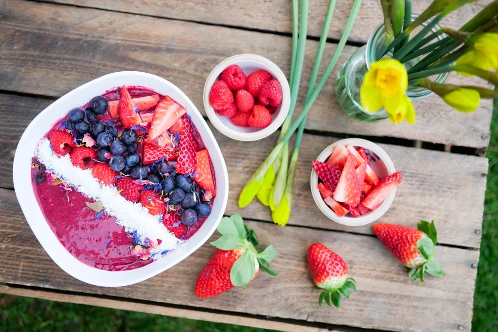 Acai Smoothie Bowl mit Mandelmilch und Banane