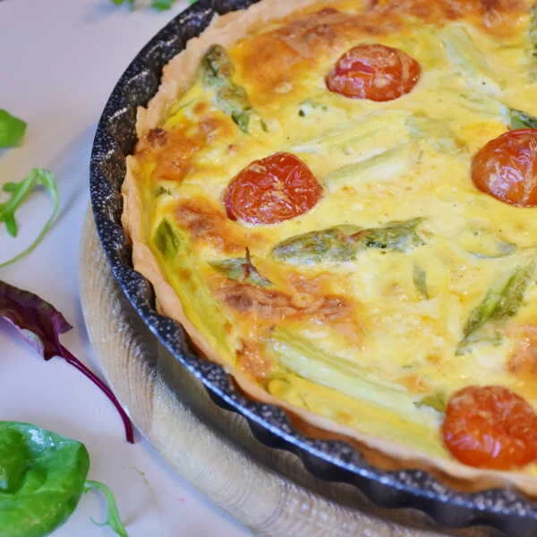 Quiche de espárragos y tomates