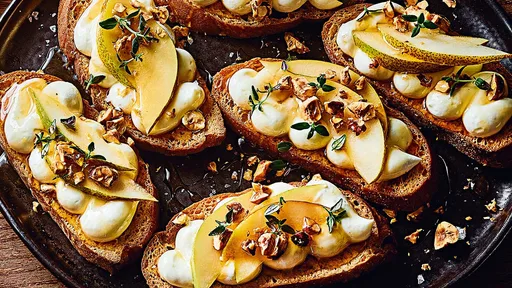 Crostini de pera y queso de cabra batido