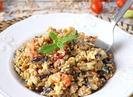Salată cremoasă de spelt cu dovlecei, vinete și roșii cherry