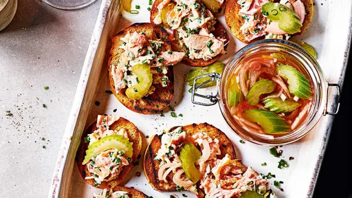 Rillettes de salmón con apio encurtido