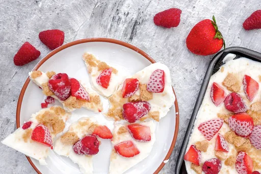 Porciones de yogur helado con yogur