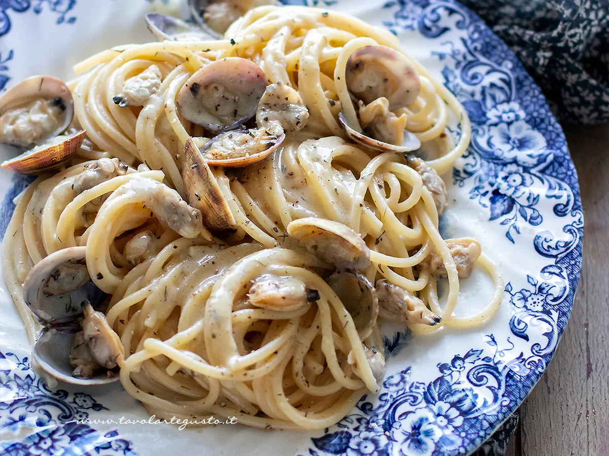 Pasta with clams and pecorino (quick and refined)