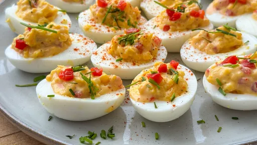 Huevos rellenos con queso pimiento