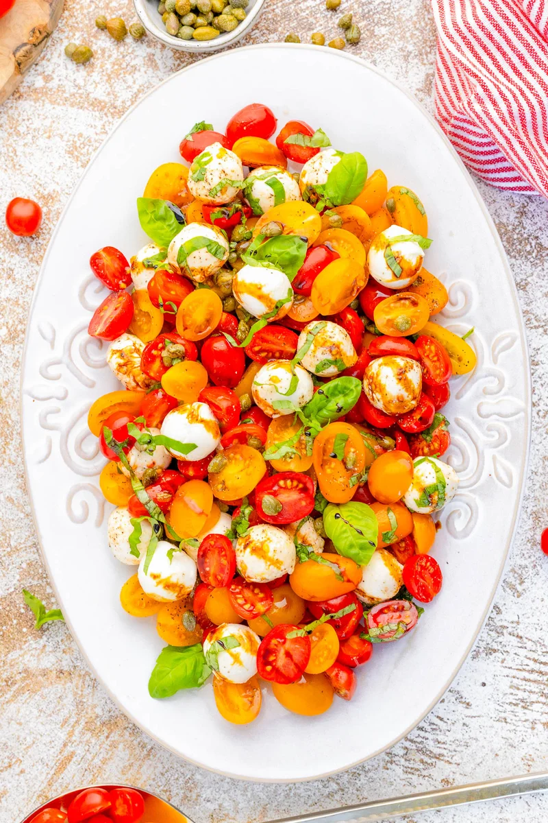 Ensalada Caprese con tomates cherry