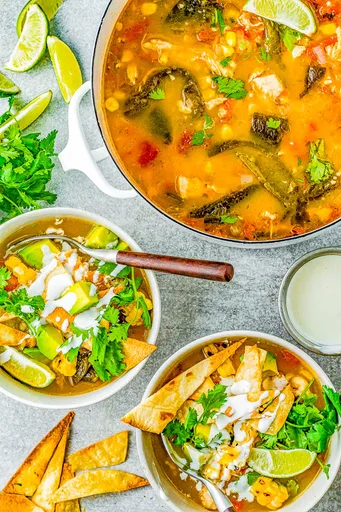 Sopa de pollo y chile poblano