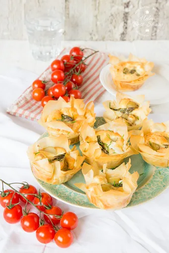Tartaletas de pasta filo con patatas nuevas, espárragos y queso de cabra