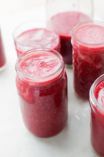 Agua fresca de frutos rojos