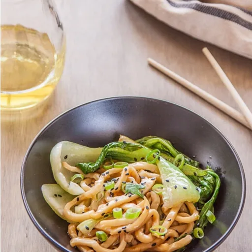 Fideos con bok choy, sésamo negro y aceite de cebolleta