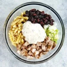 Ensalada de pasta con pollo y cerezas