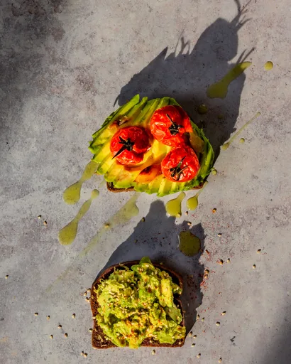 Tostada de aguacate con miso