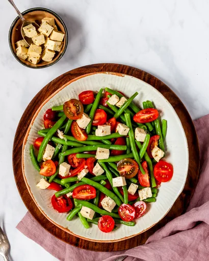 Ensalada de judías verdes y tomate con queso feta casero