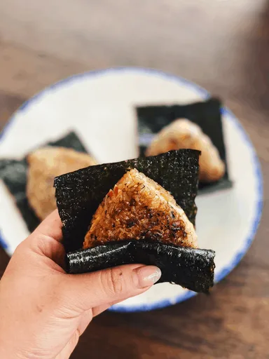 Onigiri de cangrejo cremoso