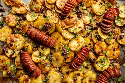 Kielbasa y patatas Hasselback a la bandeja