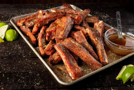Costillas ahumadas y fritas crujientes