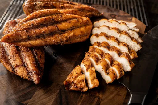 Pechuga de pollo ahumada jugosa