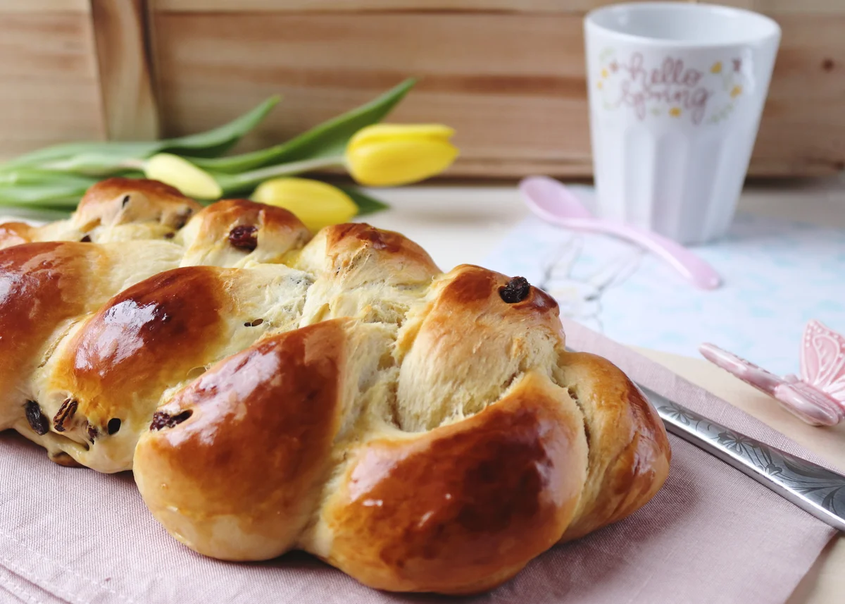 Raisin yeast plait