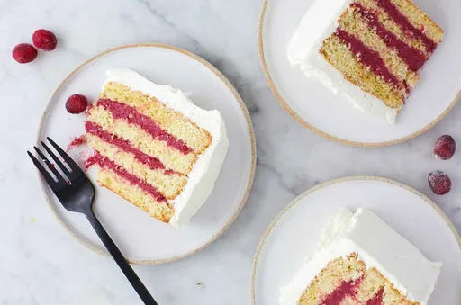 Bizcocho esponjoso con crema de arándanos rojos