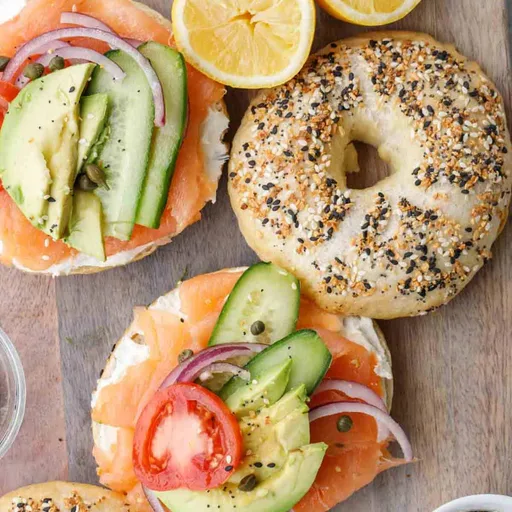 Bagel de salmón ahumado