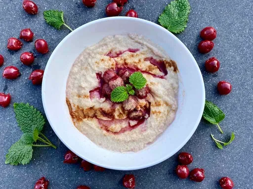 Protein Grießbrei mit Kirschen