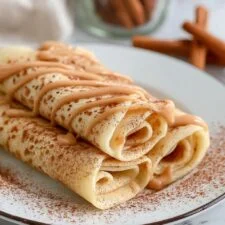 Crepes proteicos de rollo de canela