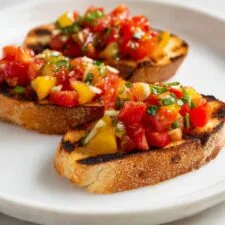Bruschetta clásica de tomate con albahaca, parmesano y glaseado balsámico