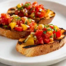 Bruschetta clásica de tomate con albahaca, parmesano y glaseado balsámico