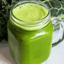 Batido cremoso de espinacas y col rizada con plátano y crema de cacahuete