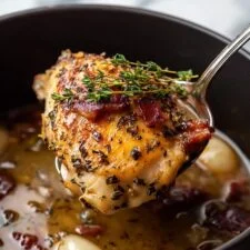 Cuisses de poulet à l’ail et au bacon en sauce