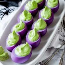 Ovos recheados coloridos para o Halloween