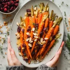 Zanahorias asadas con arce, arándanos rojos, ralladura de naranja y harissa