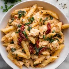 Cremige, köstliche Pasta mit Marry-Me-Hähnchen