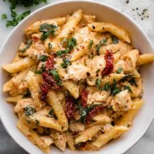 Cremige, köstliche Pasta mit Marry-Me-Hähnchen