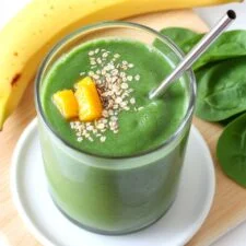 Batido verde de espirulina y mango, rico en nutrientes