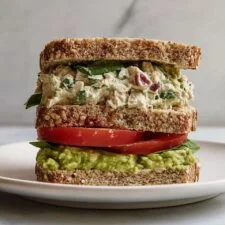 Sándwich picante de ensalada de atún con aguacate y pesto