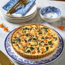 Quiche de espinacas, calabaza violín y beicon