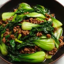 Gebratener Bok Choy mit Hackfleisch
