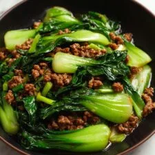 Gebratener Bok Choy mit Hackfleisch
