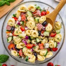 Insalata di tortellini con salame, verdure fresche e pesto