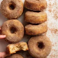 Donuts al horno con azúcar y canela