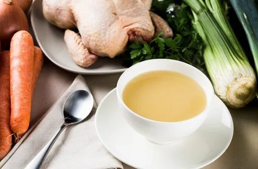 ¿Cómo hacer caldo de pollo casero? Receta tradicional fácil y nutritiva