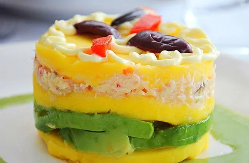 Causa rellena tradicional peruana com frango