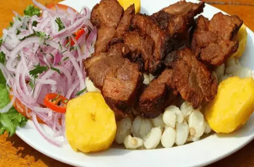 ¿Cómo hacer chicharrón de chancho con mote? Receta clásica peruana para 4 personas