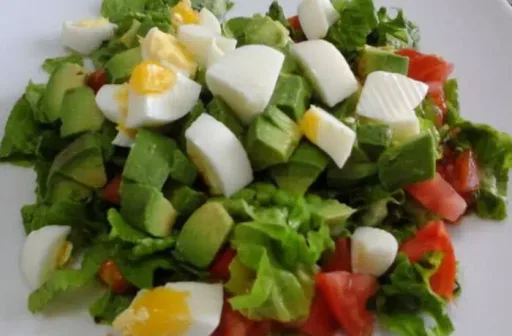 Salada peruana de abacate com alface e tomate