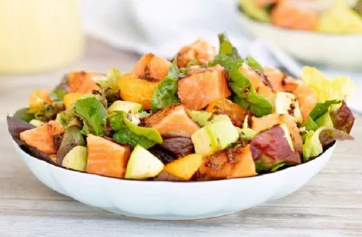 Insalata verde con salmone e mandarini