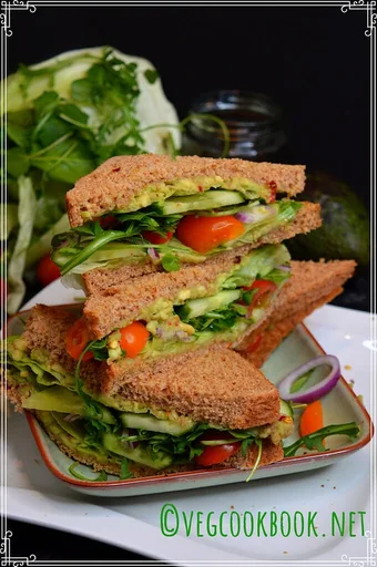 Sándwich de Aguacate y Hojas Verdes