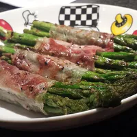 Grilled green asparagus tips with ham