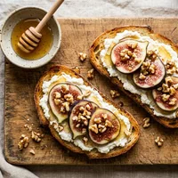 Ricotta-toast met honing, walnoten en verse vijgen