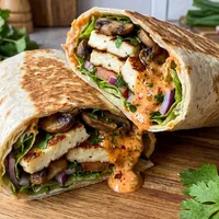Mushroom-halloumi wrap with spicy yogurt sauce
