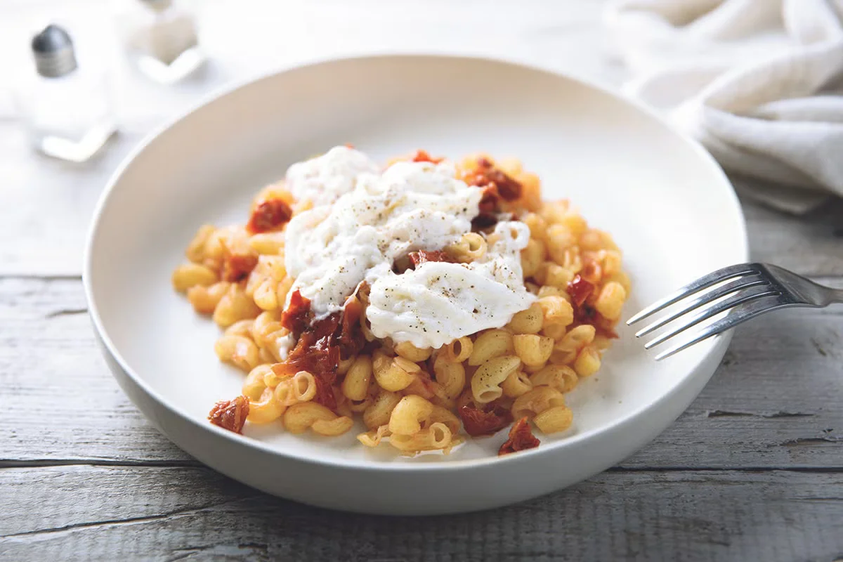 Pasta con stracciatella e pomodorini